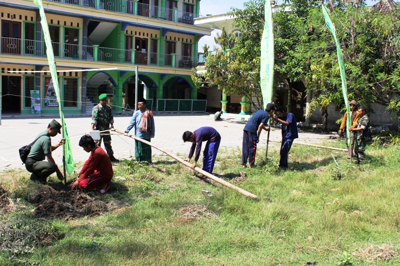 Babinsa Koramil 04/Tunjungan Bersih-Bersih Pompes